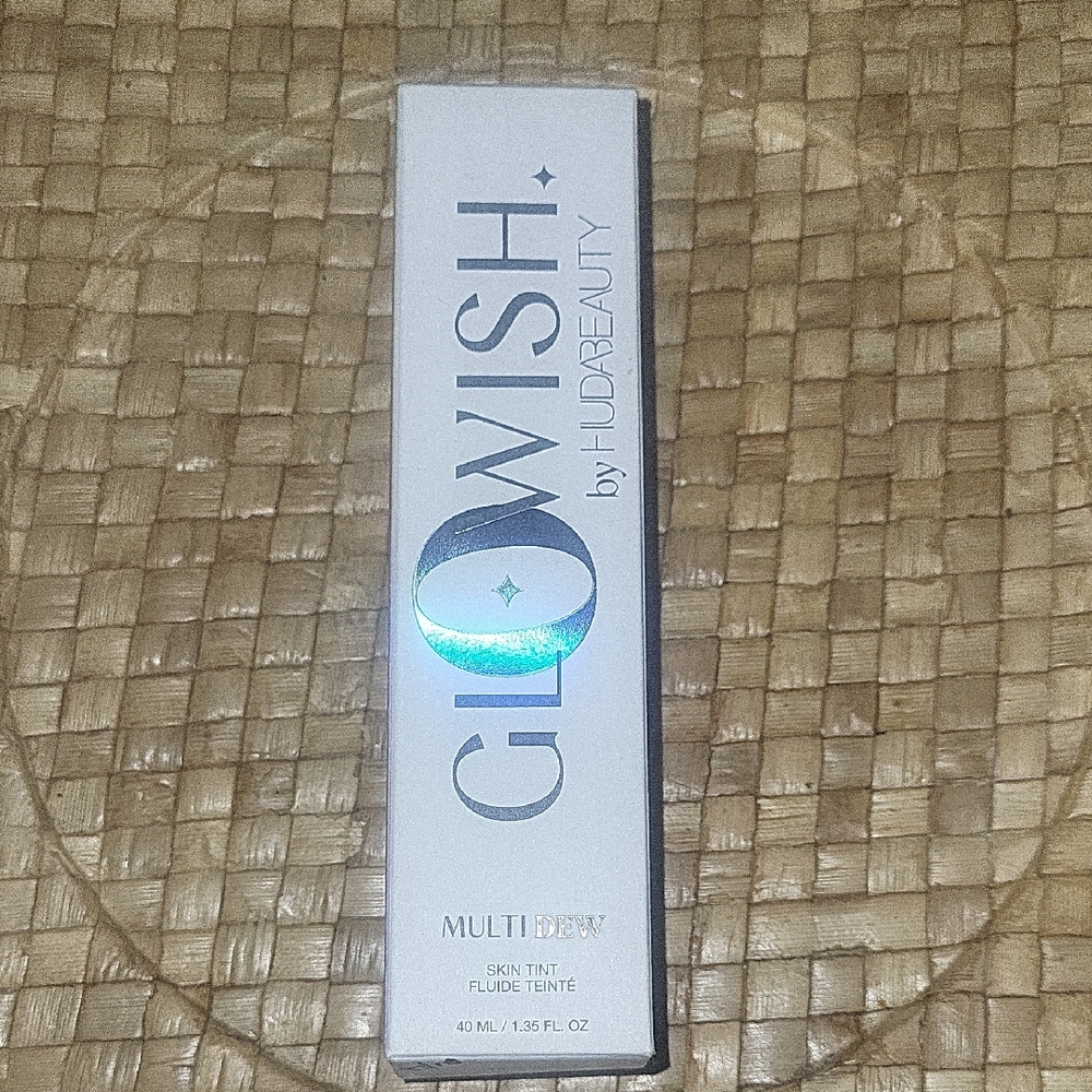 HUDA BEAUTY GloWish Multi-Dew Skin Tint